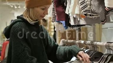 一个穿着绿色毛衣和黄色帽子的女孩穿过一家商店，选择买什么。 把<strong>事情搞</strong>得一团糟